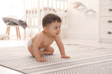 Şirin Bebek evde yerde sürünüyor