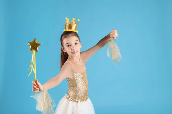 Nettes Mädchen Feenkleid Mit Goldener Krone Und Zauberstab Auf Hellblauem — Stockfoto