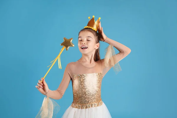 Menina Bonito Vestido Fada Com Coroa Ouro Varinha Mágica Fundo — Fotografia de Stock