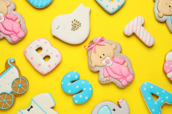 Set Biscotti Baby Shower Sfondo Giallo Posa Piatta — Foto Stock