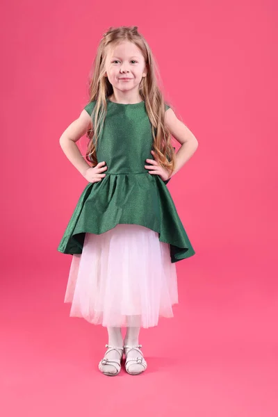 Милая Девушка Красивом Платье Розовом Фоне Маленькая Принцесса — стоковое фото