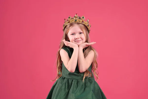 Roztomilá Dívka Pohádkových Šatech Zlatá Koruna Drahokamy Růžovém Pozadí Malá — Stock fotografie