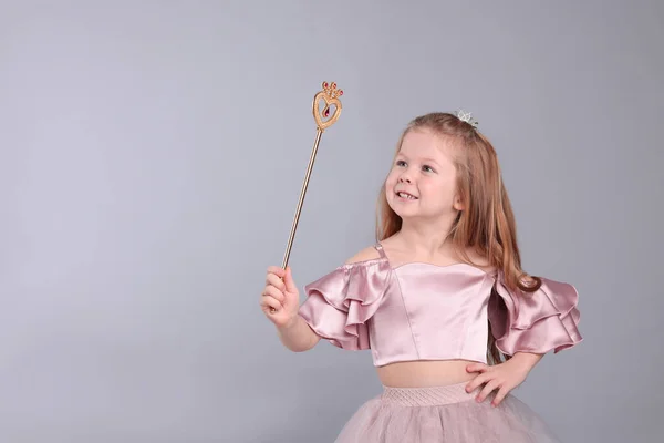 Menina Bonito Vestido Fada Com Pequena Coroa Varinha Mágica Fundo — Fotografia de Stock