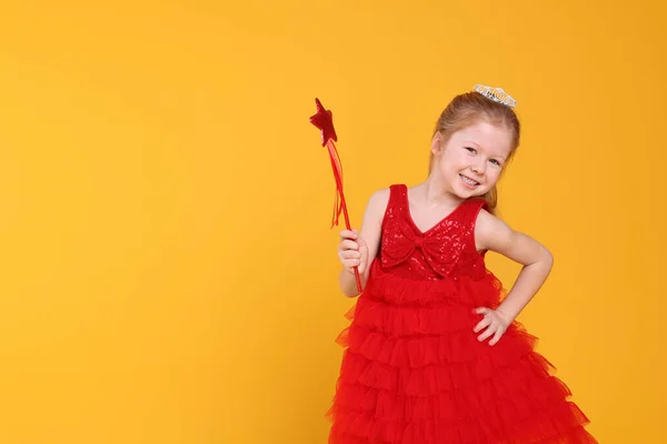 Menina Bonito Vestido Vermelho Com Diadema Varinha Mágica Fundo Amarelo — Fotografia de Stock