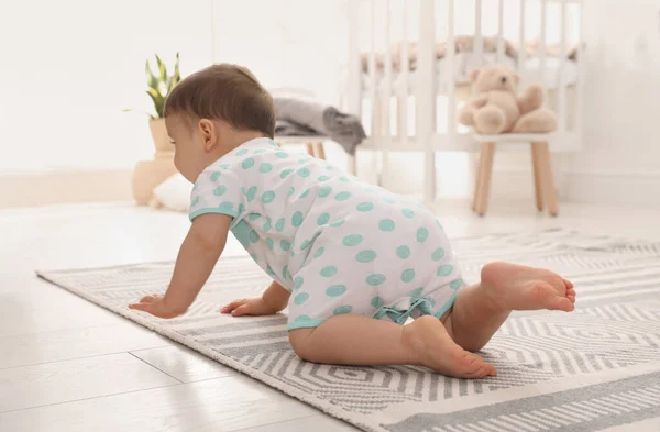 Niedliches Baby Krabbelt Hause Auf Dem Boden Rückseite — Stockfoto