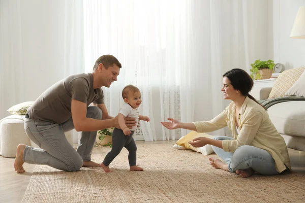 집에서 배우는 아기를 부양하는 부모들 — 스톡 사진