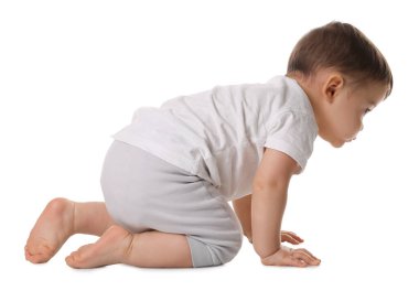 Beyaz arka plan üzerinde sürünerek şirin bebek