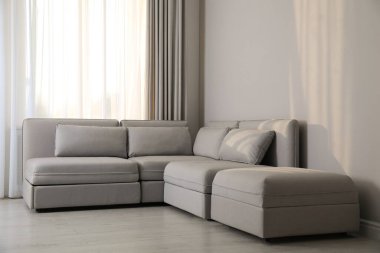 Oturma odasında büyük gri bir kanepe. İç tasarım