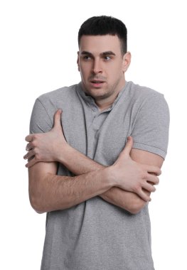 Beyaz arka planda ateşi olan genç bir adam. Soğuk belirtileri