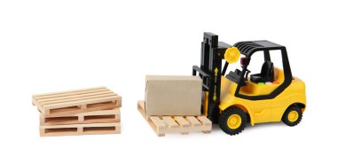 Oyuncak forklift, ahşap paletler ve beyaz arkaplanda kutu
