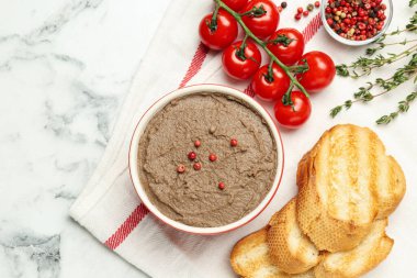 Lezzetli karaciğer ezmesi ile bembeyaz mermer masa üzerinde düz konum