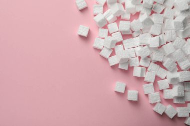 Pembe arka planda bir sürü köpük küpü var. Metin için boşluk