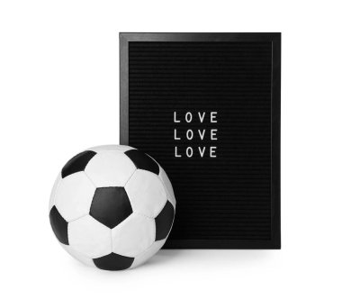 Beyaz arka planda aşk yazılı futbol topu ve harf tahtası