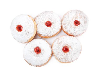 Reçelli lezzetli çörekler ve beyaz arka planda pudra şekeri, üst manzara.