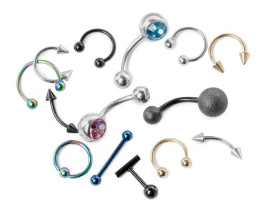 Beyaz arka planda piercing takıları, üst görünüm