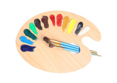 Beyaz arka planda boya ve fırçalı palet, üst manzara. Sanatçı ekipmanı