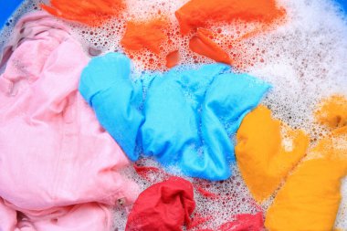 Köpüklü renkli kıyafetler, üst manzara. El yıkama.