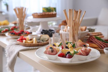 Masada farklı yemekler olan tabaklar. Lüks brunch.