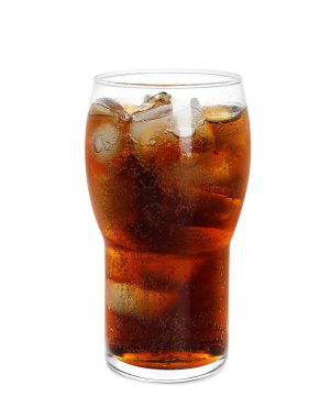 Beyaza izole edilmiş buzlu bir bardak ferahlatıcı soda.