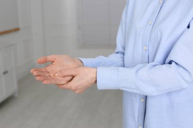 Tetik parmağından muzdarip bir kadın, yakın plan.