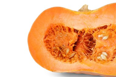 Taze olgun balkabağının yarısı beyaza izole edilmiş.