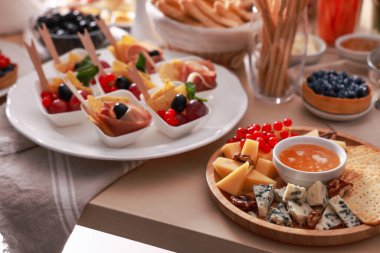 Masada farklı yemekler var. Lüks brunch.