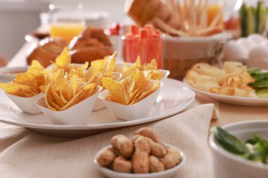 Masada farklı yemekler olan tabaklar. Lüks brunch.