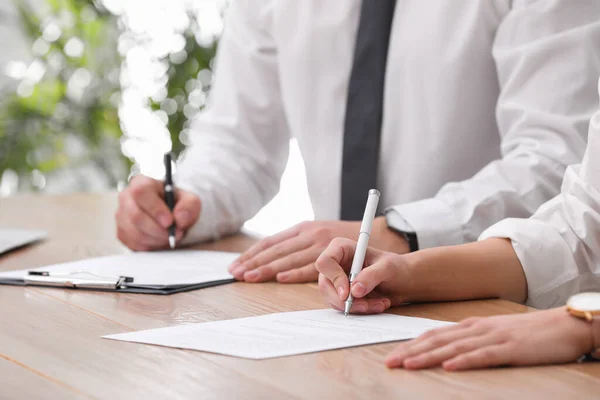 Frau Unterschreibt Vertrag Tisch Büro Nahaufnahme — Stockfoto