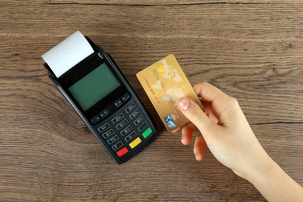 Mujer Con Tarjeta Crédito Utilizando Terminal Pago Moderno Mesa Madera — Foto de Stock