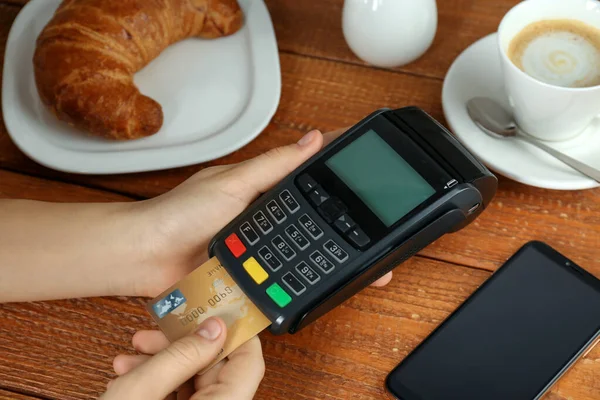 Woman Credit Card Using Modern Payment Terminal Wooden Table Closeup — Stock Photo, Image