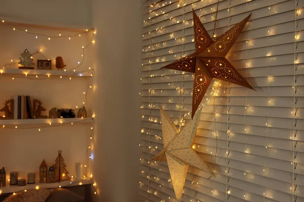 Belle Stelle Decorative Luci Festive Camera Atmosfera Natale — Foto Stock