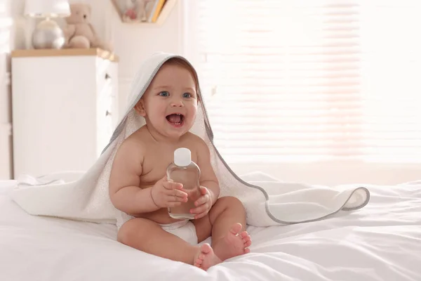 Schattig Klein Baby Met Handdoek Fles Massage Olie Bed Thuis — Stockfoto