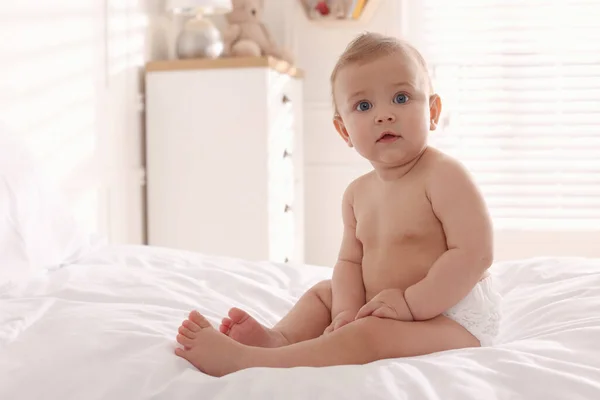 Niedliches Kleines Baby Auf Dem Bett Hause Raum Für Text — Stockfoto