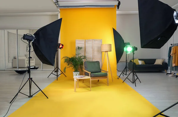 プロの機器と写真スタジオでスタイリッシュな家具 — ストック写真
