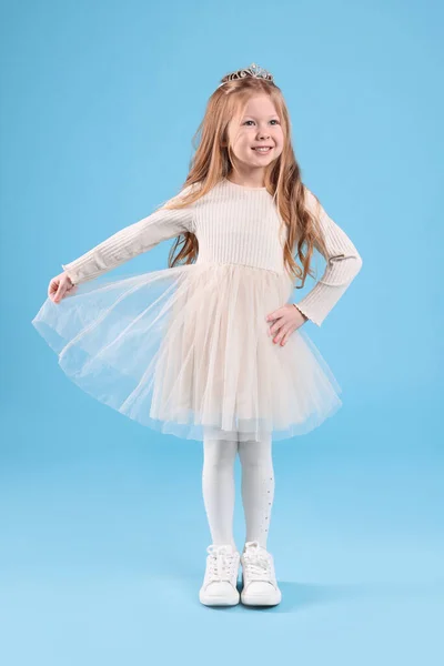 Cute Girl Pięknej Sukience Diadem Jasnoniebieskim Tle Mała Księżniczka — Zdjęcie stockowe