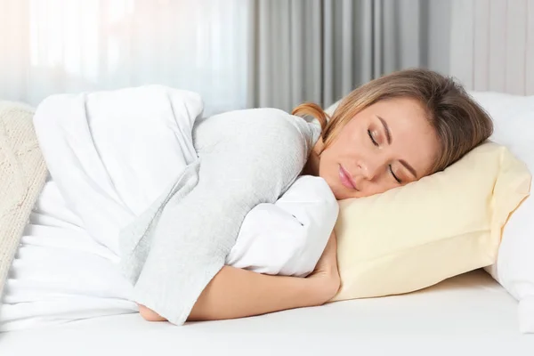 Hermosa Mujer Durmiendo Cama Casa — Foto de Stock