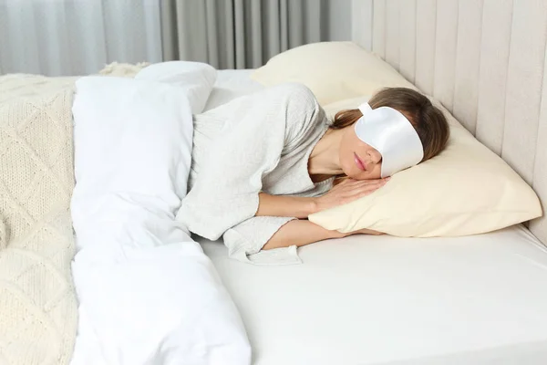 Vrouw Met Slaapmasker Bed Thuis — Stockfoto