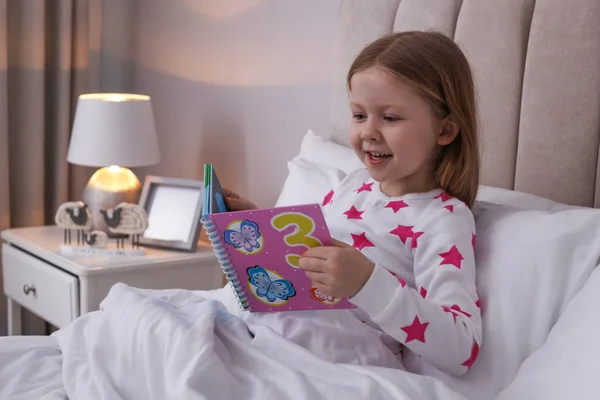 Χαριτωμένο Μικρό Κορίτσι Ανάγνωση Βιβλίο Στο Κρεβάτι Στο Σπίτι — Φωτογραφία Αρχείου