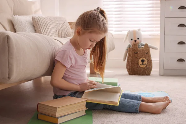 Aranyos Kislány Olvasás Könyvet Padlón Otthon — Stock Fotó