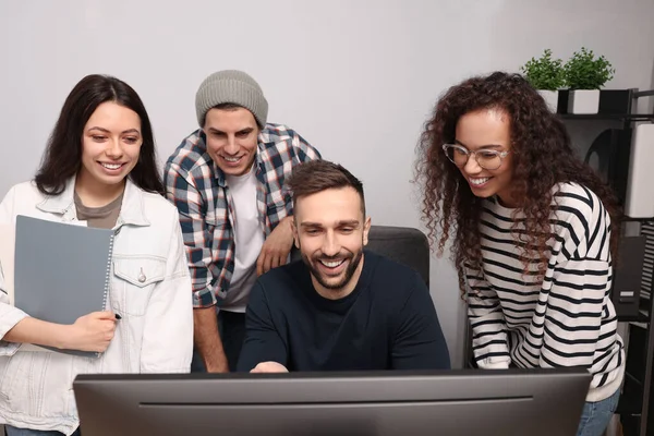 Equipo Empleados Trabajando Juntos Oficina Proyecto Puesta Marcha —  Fotos de Stock