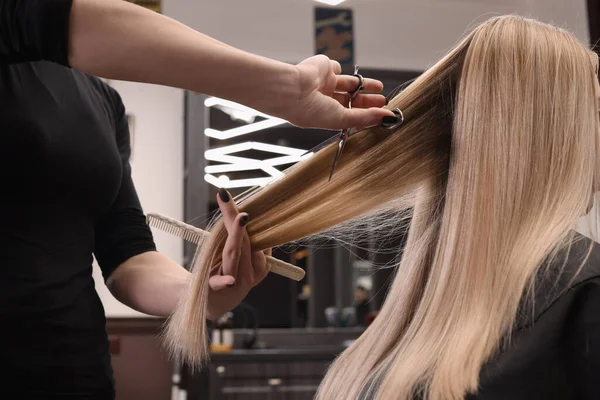 Professionele Kapper Knippen Vrouw Haar Salon Closeup — Stockfoto