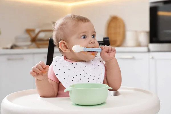 かわいい赤ちゃん食べ物で高い椅子でキッチン — ストック写真