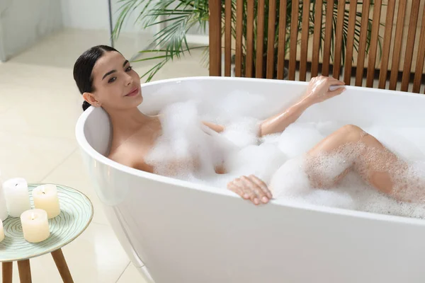Mulher Bonita Tomando Banho Espuma Casa — Fotografia de Stock