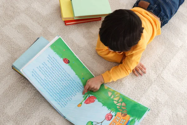 Mignon Petit Garçon Lecture Livre Sur Sol Maison Dessus Vue — Photo