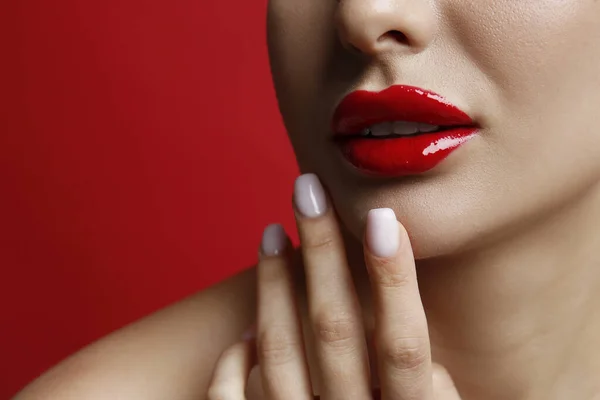 Widok Bliska Kobiety Pięknymi Ustami Czerwonym Tle Miejsce Tekst — Zdjęcie stockowe
