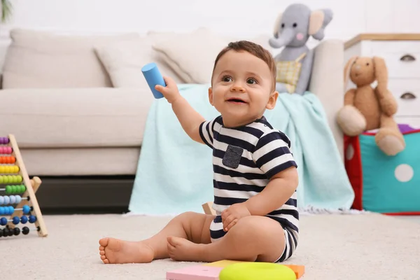 かわいい赤ちゃん男の子遊びとともにおもちゃで床に家 — ストック写真