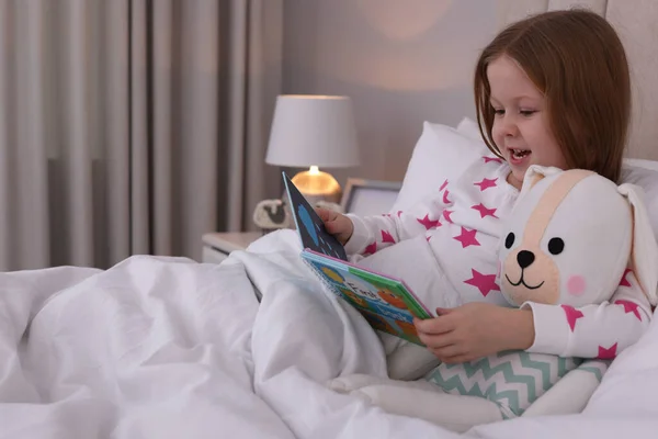 Симпатична Маленька Дівчинка Іграшкою Читає Книгу Ліжку Вдома — стокове фото