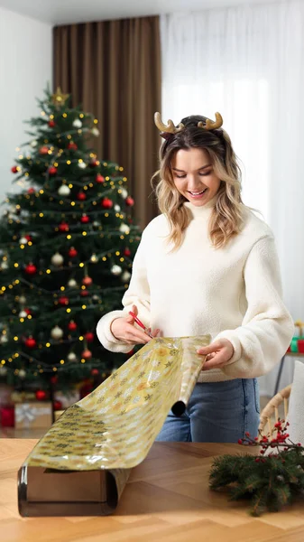 Güzel Genç Bir Kadın Noel Hediyesini Paketliyor — Stok fotoğraf