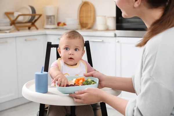 Madre Alimentando Lindo Bebé Cocina —  Fotos de Stock