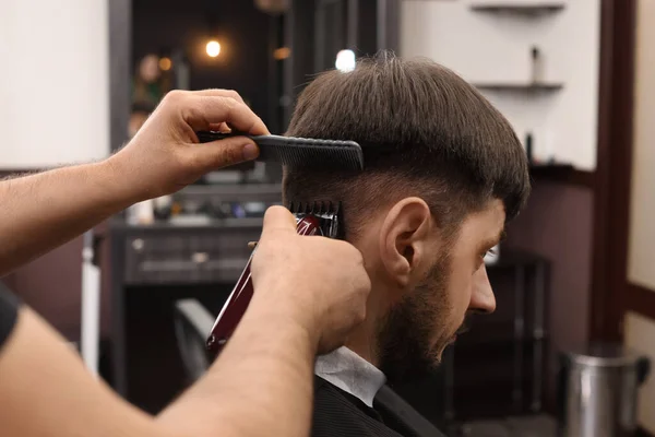 Cabeleireiro Profissional Fazendo Corte Cabelo Elegante Barbearia — Fotografia de Stock